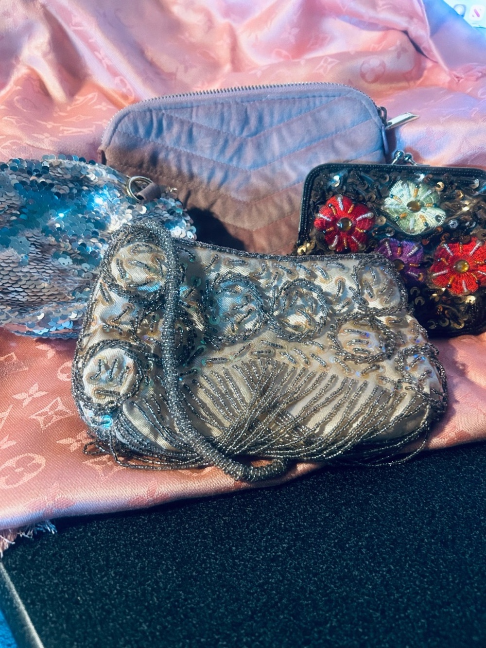 A lot of 4 accessories